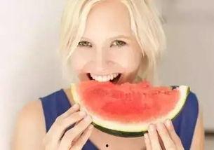 孕妇创意吃瓜照片高清,高清美照展现孕期趣味生活