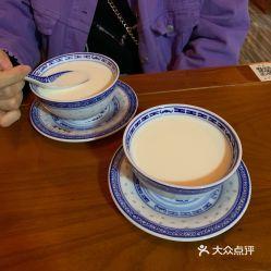 甜水巷吃瓜,探寻老街市井生活百态