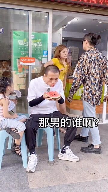吵架夫妻吃瓜,吃瓜群众围观揭秘家庭矛盾