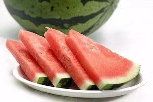 过人行道吃瓜自己也成了瓜,过人行道吃瓜，自己成了瓜的尴尬经历