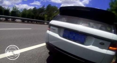 男子带家人高速上吃瓜,男子带家人高速路旁吃瓜，引发网友热议