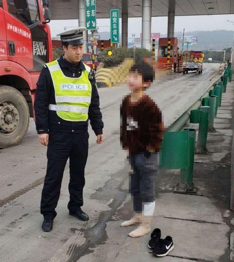 男子带家人高速上吃瓜,男子带家人高速路旁吃瓜，引发网友热议