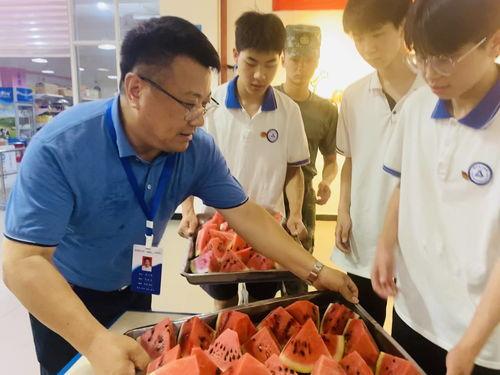 老师吃瓜学生感情视频,师生情愫的甜蜜碰撞