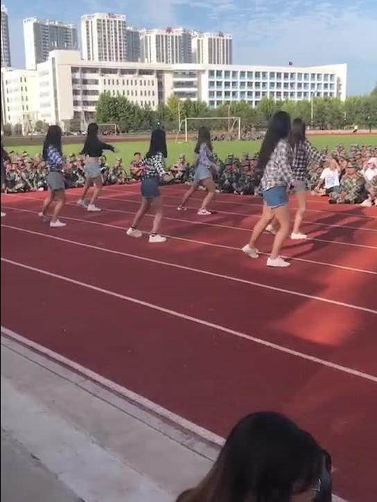 军训跳舞吃瓜视频大全,舞蹈与瓜果相伴，欢乐瞬间大盘点
