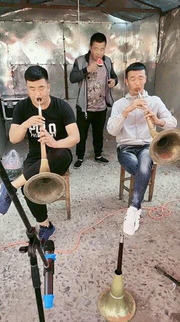 别人打架大哥吃瓜,大哥化身吃瓜群众