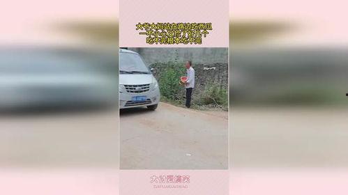 大爷路边吃瓜图片,捕捉夏日休闲时光