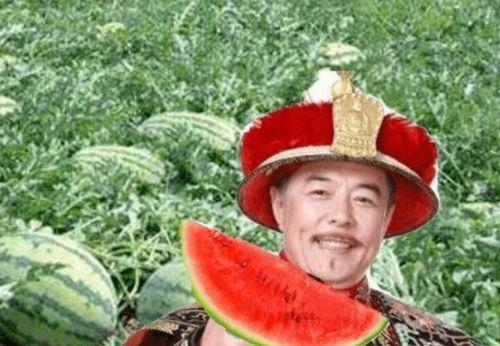 大爷路边吃瓜图片,捕捉夏日休闲时光