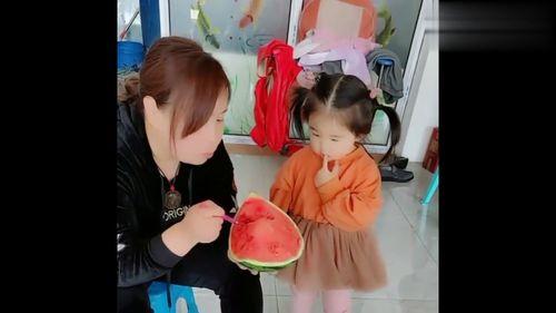 小姨和外甥吃瓜,小姨与外甥的甜蜜瓜趣时光