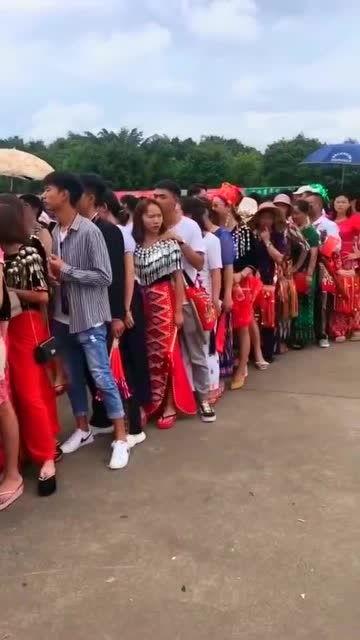 缅甸国门吃瓜,吃瓜群众见证异国风情