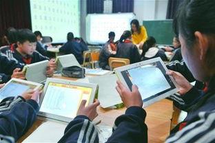 拿平板上课吃瓜