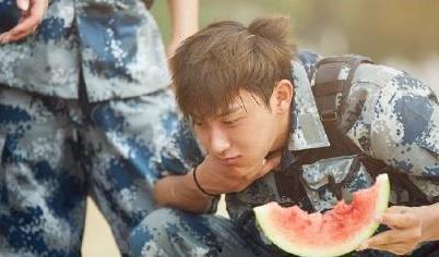 帅哥吃瓜图片大全图片,帅哥吃瓜图片大全精选