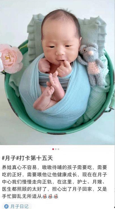 娃娃看爸妈吃瓜,温馨家庭瞬间