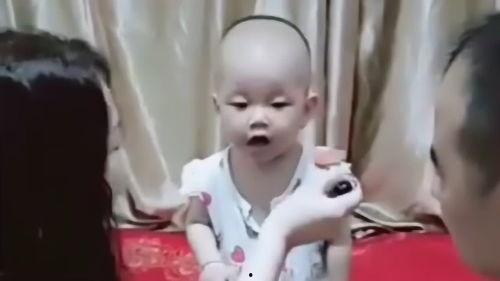 娃娃看爸妈吃瓜,温馨家庭瞬间