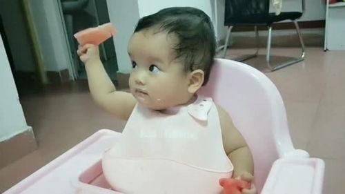 娃娃看爸妈吃瓜,温馨家庭瞬间