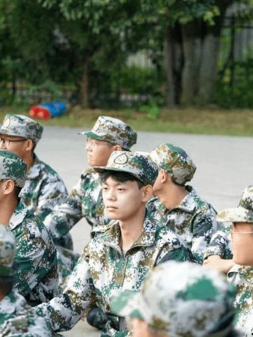 女孩脱下军训服吃瓜