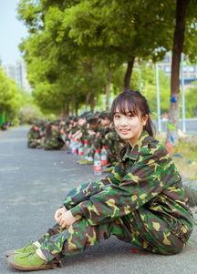 女孩脱下军训服吃瓜