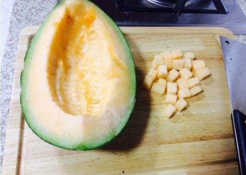 丸子吃哈密瓜好吗,美味佳肴新体验